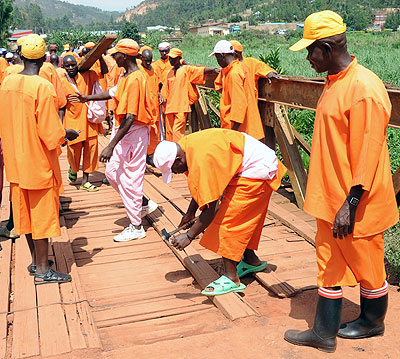 Prisoners repair a bridge during Prisons week activities.  The New Times/File.