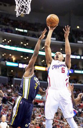 Caron Butler (right) of the Los Angeles Clippers shoots over DeMarre Carroll (left) of the Utah Jazz at Staples Center. Net photo.