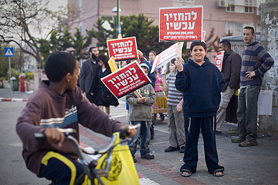 Israelis demonstrating in southern area of Tel Aviv. Net photo.
