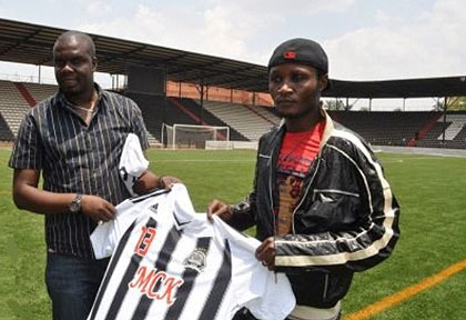 Mao Kalisa (right), seen here with a TP Mazembe officials being presented to the media in Lubumbashi. Net photo.