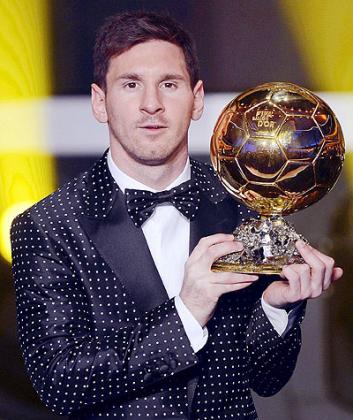 Lionel Messi with his Ballon du2019Or. Net photo.