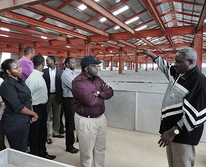 Ngarambe (R) briefs Premier Habumuremyi (C) and other officials during the tour on Friday. The New Times/ JP. Bucyensenge