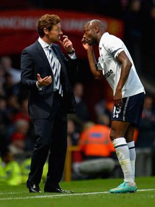 Spurs boss Andre Villas Boas giving instructions to his captain William Galas at Old Trafford early in the season. Net photo.