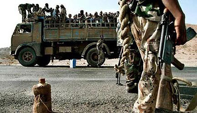 Eritrean army reinforcements near the western city of Barentu, some 180 kms from the capital Asmara. Eritrean authorities say order has been restored after some 200 mutineers seized the building to call for political reform, diplomatic and diaspora. Net Photo.