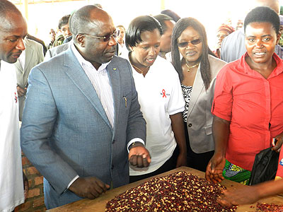 Prime Minister  Pierre Damien Habumuremyi talks to traders in Ntunga, Rwamagana district, after launching Urugerero yesterday. The New Times / Stephen Rwembeho.