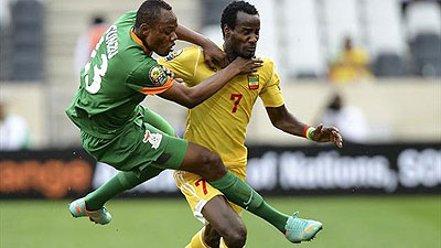 Zambia's Stoppila Sunzu (L) vies for the ball with Ethiopia's Said Ahmed during their Group C 2013 African Cup of Nations match. Net photo.
