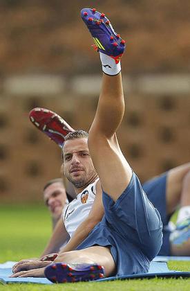 Roberto Soldado damaged a thigh muscle against Real Madrid in a league clash on Sunday. Net photo. Net photo.