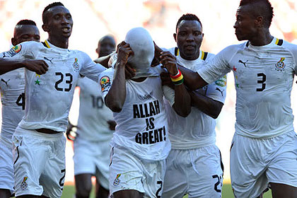 The Ghanian team celebrates Mubarak Wakasou2019s goal against Mali. Net photo