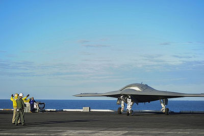 The X-47B Unmanned Combat Air System (UCAS) demonstrator runs on the flight deck of the aircraft carrier USS Harry S. Truman on  Dec. 9, 2012. Net Photo.