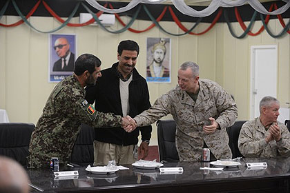 Gen. John R. Allen, right, says goodbye to U.S. and Afghan troops during his last visit to southern Afghanistan. Net photo.