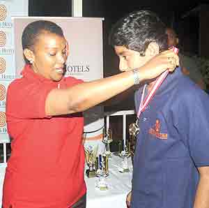 Cyril Malayil (R) receiving his medal from Serena Hotels Rwanda Country Sales and Marketing Manger Denise Omany  at the Kigali Golf Club on Saturday.  The New Times / J.Mbanda
