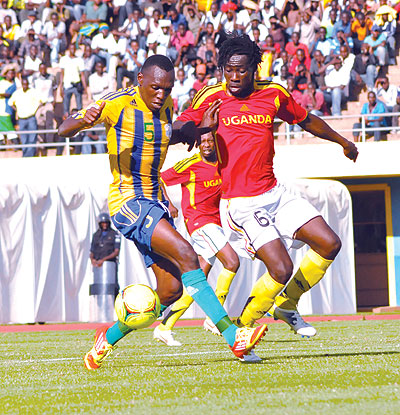 Meddie Kagere battles for the ball with Cranesu2019 Dennis Iguma in yesterdayu2019s match at Amahoro National Stadium.  The New Times / Plaisir Muzogeye.