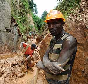 A miner in Masisi, Eastern DRC. Africa is a major producer of gold, platinum, uranium, manganese, chromium, nickel, cobalt and diamonds. Net photo.