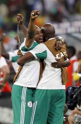 Nigeria coach Stephen Keshi (L) celebrates after winning the competition. Net photo.