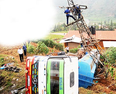 EWSA workers repair the damaged power line yesterday. The New Times / J. Mbanda.