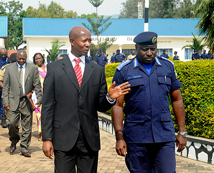 Minister Harelimana (L) with IGP Gasana at the launch of the community Policing week recently.  The New Times/  John Mbanda. 