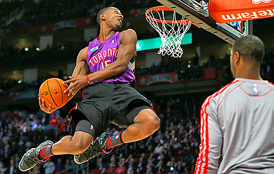Toronto rookie Terrence Ross beat defending champion Jeremy Evans to win the slam-dunk contest. Net photo.