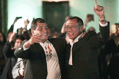 President Rafael Correa, left, and Vice President Jorge Glass celebrated at the presidential palace in Quito on Sunday.  Net photo.
