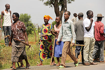 Residents of Kanyinya arrive to carryout Umuganda in Nyarugenge last Saturday. The New Times / File. 