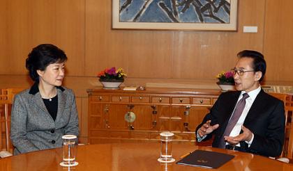 South Korean President Lee Myung-bak, right, talks with President-elect Park Geun-hye during their meeting about North Korea's nuclear test at the presidential Blue House in Seoul, Sou....