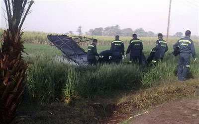 Rescue workers inspect the scene of a balloon crash outside al-Dhabaa village, just west of the city of Luxor. Net photo.