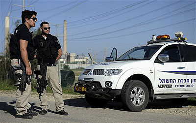 Israeli security forces stand guard in the southern Israeli city of Ashkelon after a rocket was fired from the Gaza Strip. Net photo.