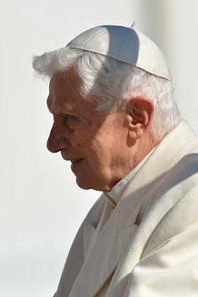 Pope Benedict XVI arrives at St Peteru2019s Square for his last general audience yesterday. Net photo. 