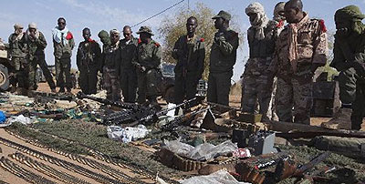 Mali soldiers display ammunitions seized from Islamist fighters on February 24, 2013.  Net photo.