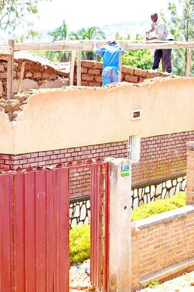 City suburb dwellers, who were affected by last weekendu2019s hailstorms, work on the roofing. Kigali City says at least 900 houses were affected by the rain.    The New Times/ T. Kisambira.