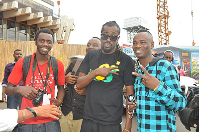 Beenie Man (C) poses for a photo with local fans. The New Times / Plaisir Muzogeye.