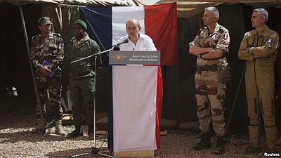 Franceu2019s minister of defence Jean-Yves Le Drian (C) speaks to French troops in the northern Malian region of Ifoghas on March 7, 2013 .  Net photo.