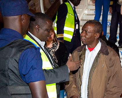 Siboyintore(L) briefs Bandora on his arrival at Kigali International Airport yesterday. The New Times /Timothy Kisambira. 