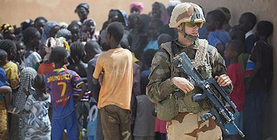 A French soldier of the 92nd Infantry Regiment assesses the security situation in Amakouladji village, north of Gao in Mali on March 10, 2013. Net photo.