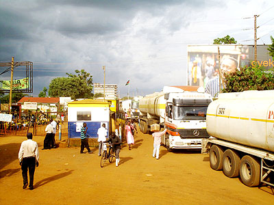 A busy Busia border point at the Uganda-Kenya border. Dr Sezibera told visiting Danish PM that the EAC integration will streamline border trade by lifting tariffs.   The New Times/ Net.