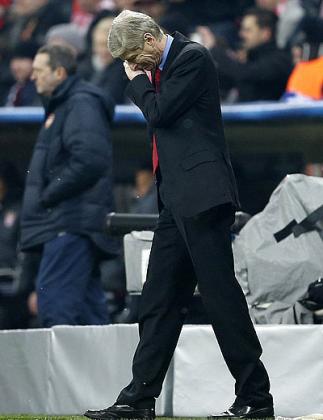 Arsene Wenger cuts a frustrated figure during the clash against Bayern Munich. Net photo.