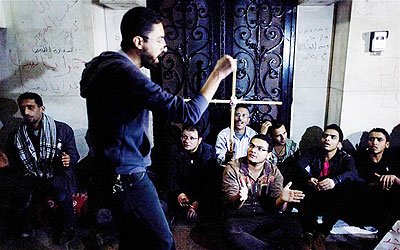 Egyptians by the entrance of the Libyan embassy protest for the death of Egyptian Christian Ezzat Atallah at a Libyan prison.  Net photo.