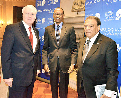 President Kagame (C) with President of World  Affairs Council, Wayne Lord (L), and ex-US envoy to the UN, Andrew Young. The New Times/ Courtesy.