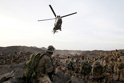 A helicopter arrived Sunday while French troops waited in the Adrar des Ifoghas mountains near Maliu2019s border with Algeria. Net photo