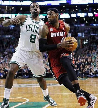 Miami Heat's LeBron James (6) drives past Boston Celtics' Jeff Green (8) in the third quarter. Net photo.