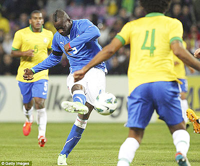 Mario Balotelliu2019s long-range strike completed Italyu2019s comeback as they drew 2-2 with Brazil. Net photo.