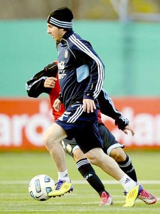 Lionel Messi will lead Argentine in La Paz hoping to win and move closer to qualifying to Brazil. Net photo.