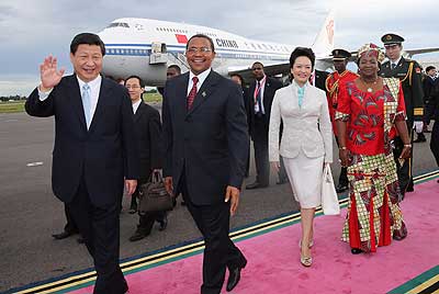 Chinese President Xi Jinping (1st L) and his wife Peng Liyuan (2nd R) are welcomed by Tanzanian President Jakaya Mrisho Kikwete (2nd L) and his wife Salma Kikwete (1st R) upon their ar....