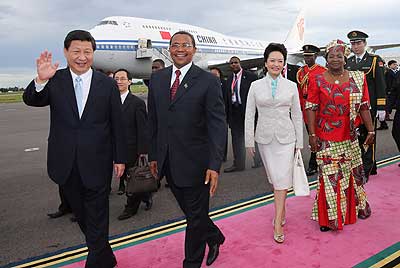 Chinese President Xi Jinping (1st L) and his wife Peng Liyuan (2nd R) are welcomed by Tanzanian President Jakaya Mrisho Kikwete (2nd L) and his wife Salma Kikwete (1st R) upon their ar....