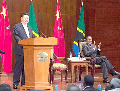 Chinese President Xi Jinping (L) delivers a speech at the Julius Nyerere International Convention Center in Dar es Salaam, Tanzania. Net photo.