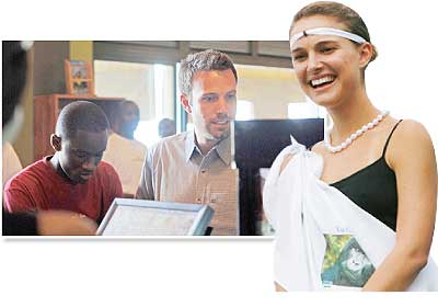  Ben Affleck poses for a photo with a lcoal fan at Bourbon Coffee. Net photo.