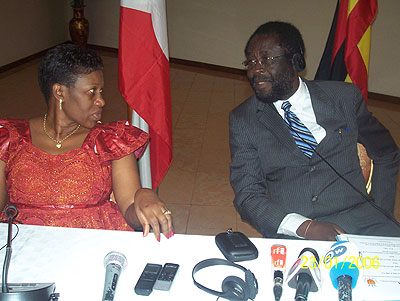 Nirangira (L) and Mallinga at the signing. The New Times/  G. Muamira.