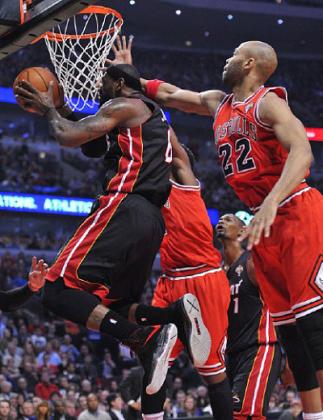 Miami Heat small forward LeBron James (6) goes to the basket against the Chicago Bulls during the first half. Net photo.