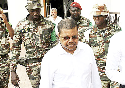  Nicolas Tiangaye (C) arrives in a hotel in Bangui on. He was reappointed prime minister. Net photo