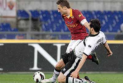 Francesco Totti is fouled by Parma midfielder Marco Parolo during a Serie A match earlier this month. Net photo.
