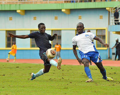 Rayon Sportu2019s midfielder Cedric Amissi attempts a cross past Policeu2019s defender Abouba Nshimiyimana in a Primus league encounter at Amahoro stadium yesterday.  The New Times / Plais....
